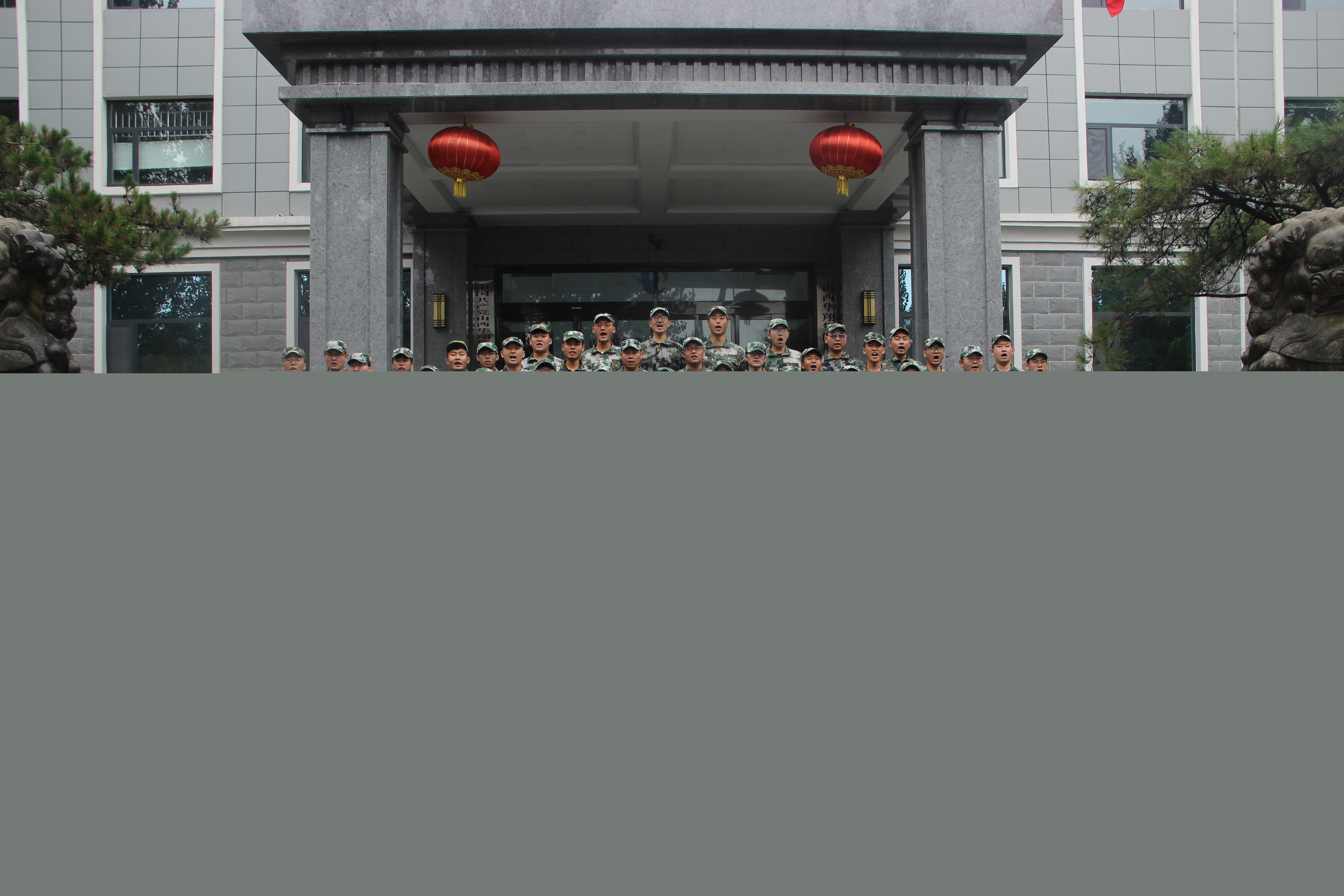 華翔集團(tuán)舉辦2022年校招畢業(yè)生軍訓(xùn)匯演暨入職見面會(huì)