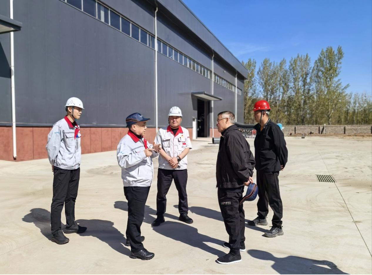 筑牢安全防線 情暖堅(jiān)守初心 ——華翔集團(tuán)黨委書記、董事長(zhǎng)王春翔深入工廠開(kāi)展慰問(wèn)巡查工作